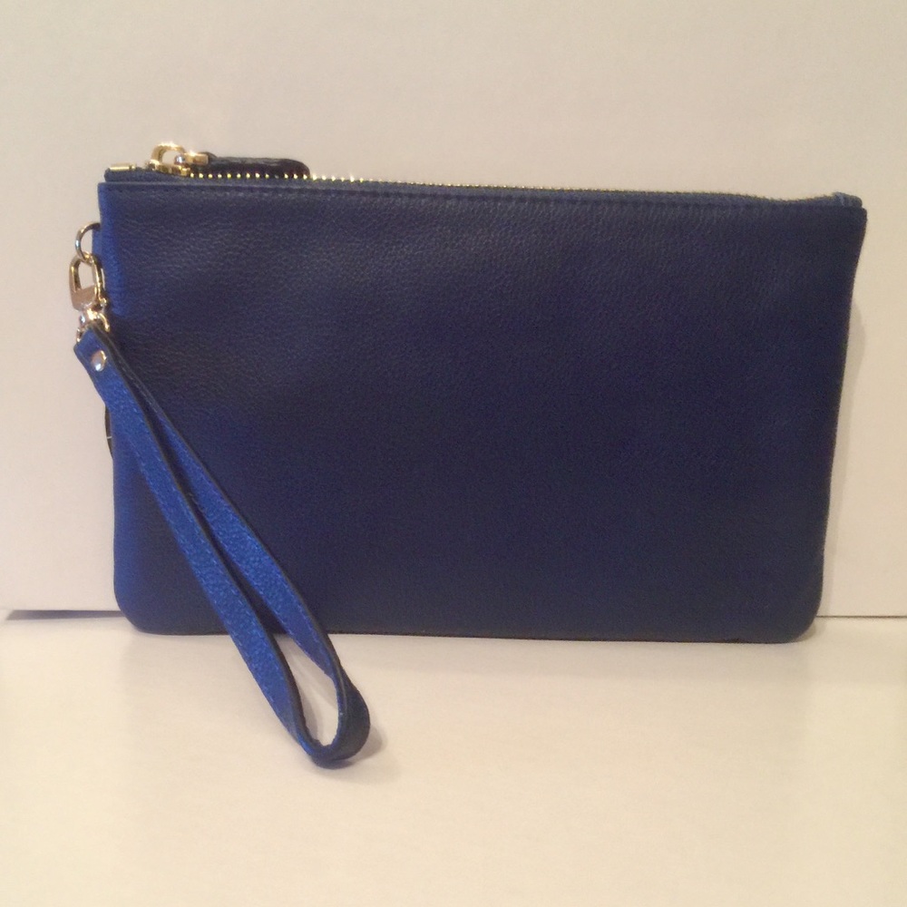 Charging wristlet